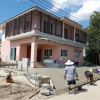 บ้านระหว่างก่อสร้าง ช่างกำลังเทพื้นลานหน้าบ้าน จากรีวิวของ อิเจ๊สู้โว๊ย