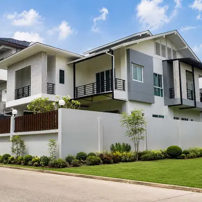 บ้านสองชั้นสีขาวเทา พร้อมรั้วและสวนหน้าบ้าน จากรีวิวของ Pitchaya Kunasirin