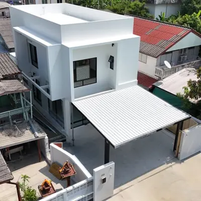 บ้านสองชั้นสีขาวทรงโมเดิร์น มุมสูง จากรีวิวของ วรรณภา